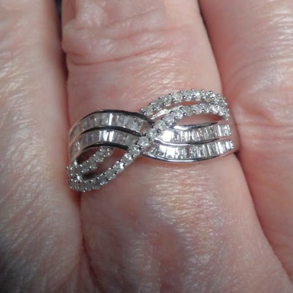 10k Plumb W. G. Diamonds Cross Over Band Ring 8 - Picture 2 of 12